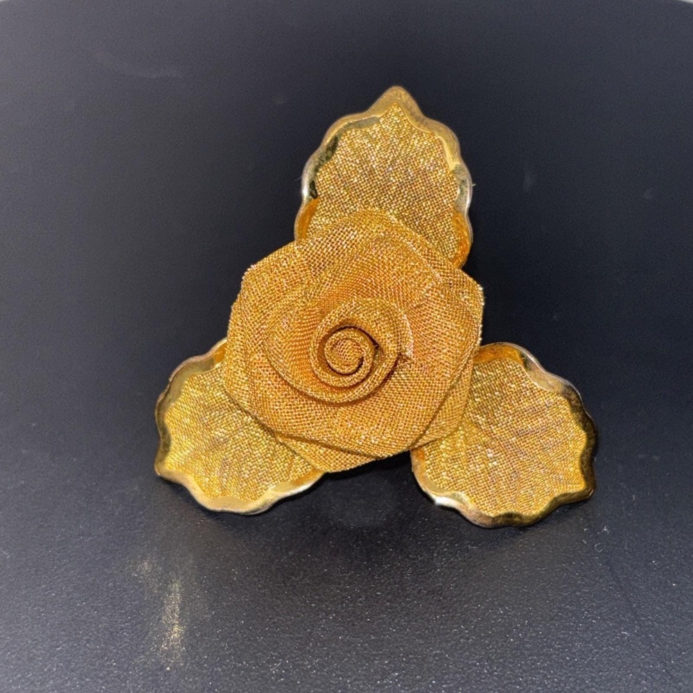 Vintage 1980s Gold Tone Metal Mesh 3D Rose Flower Leaf Floral 1.5" Pin Brooch